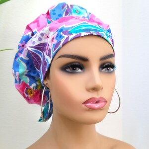 Petit bonnet bouffant doublé de satin, protection des cheveux avec gommage pour queue de cheval doublé de satin C, boutons/option taille, casquette chirurgical/infirmière/docteur, bonnet de gommage