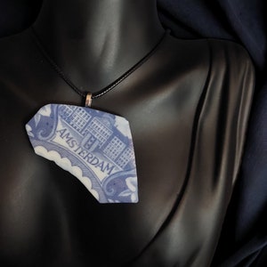 Lucky charm, pendant, Holland, Amsterdam, porcelain, jewelry. Item no. 56
