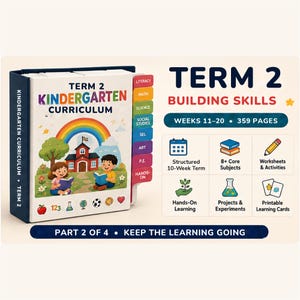 以下が含まれることがあります： 「Term 2」幼稚園カリキュラムのバインダー。Literacy、Math、Science、Social Studies、SEL、Art、P.E.、Hands-Onのカラフルなタブ付き。表紙には学校、虹、本を読む子供たちが描かれています。テキスト：「Term 2 Building Skills, Weeks 11-20, 359 Pages」。
