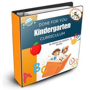 Könnte beinhalten: Ein Ordner mit einem leuchtend orangefarbenen Rücken und einem bunten Cover mit dem Text "DONE FOR YOU Kindergarten CURRICULUM 36 WEEKS OF LESSON PLANS". Das Cover zeigt außerdem Illustrationen eines roten Apfels, Kinder, die ein Buch lesen, und bunte Buchstaben.