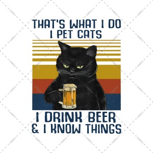 Könnte beinhalten: Eine schwarze Katze mit grimmigem Blick, die einen Bierkrug hält. Das Bild enthält den Text: "THAT'S WHAT I DO I PET CATS I DRINK BEER & I KNOW THINGS." Der Hintergrund hat horizontale Streifen in Gelb, Rot und Blau.