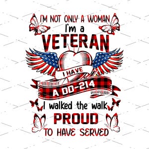 Può includere: Un design grafico con il testo "I'M NOT ONLY A WOMAN I'm a VETERAN" in rosso e nero a quadri. Il design include un cuore, ali con un motivo a bandiera americana, farfalle e le parole "I HAVE A DD-214" e "PROUD TO HAVE SERVED."