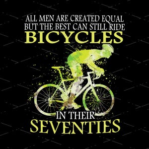 Puede incluir: Una ilustración de acuarela de una persona montando en bicicleta. El texto dice "Todos los hombres son creados iguales, pero los mejores aún pueden andar en bicicleta en sus setenta."