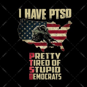 Puede incluir: Diseño gráfico negro con el texto "I HAVE PTSD" sobre una bandera estadounidense desgastada con la forma de los Estados Unidos. Se representa a un soldado sentado con la cabeza entre las manos. Debajo, el texto dice "PRETTY TIRED OF STUPID DEMOCRATS."