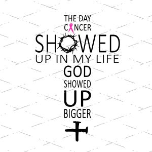 Puede incluir: Gráfico en blanco y negro con el texto "The day cancer showed up in my life God showed up bigger" con una cinta rosa y una corona de espinas. El gráfico también incluye una cruz negra con un clavo.