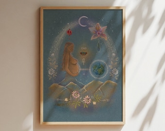 Op de afbeelding: Een blauwe en gouden illustratie van een zwangere vrouw omringd door symbolen en bloemen. De vrouw staat op een bergketen met een halve maan en sterren aan de hemel. De symbolen omvatten een vlinder, een oneindigheidssymbool, een traan, een ankh en een wereldbol.
