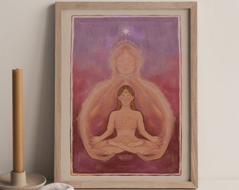 Op de afbeelding: Een ingelijste illustratie van een vrouw die mediteert in een lotuspose. De vrouw wordt omringd door een zacht, gloeiend licht en een ster boven haar hoofd. De achtergrond is een verloop van paars en rood.