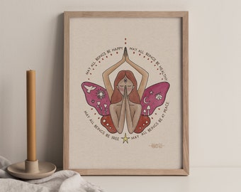 Puede incluir: Una ilustración digital de una mujer con alas de mariposa en una postura de yoga. La mujer tiene las manos en posición de oración y los ojos cerrados. El texto que la rodea dice "Que todos los seres sean felices", "Que todos los seres sean saludables", "Que todos los seres sean libres", y "Que todos los seres estén en paz".