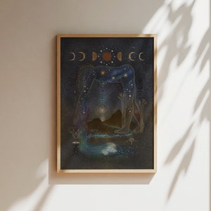 以下が含まれることがあります： 星が描かれた体の女性が、頭を下げて髪が背中に流れ落ちるポーズで立っている額縁付きのプリント。背景は暗い青色で、星と三日月が描かれている。右側に「flow」という文字が縦書きで書かれている。