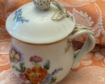 Dresden Pot de Creme cup with flowers. Tazza pot de creme di porcellana di Dresda