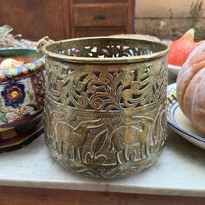 Vintage Arabic copper vase gilded gold with animals and incision. Vaso medio-orientale rame dorato, animali e incisioni, portapiante.