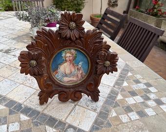 Marco de madera tallada vintage con motivos florales: retrato de mujer, arte italiano.
