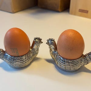 Vintage Silverplate Chicken Egg Cup Holder Made in China. Portauova silver plated a forma di gallina fatti in China