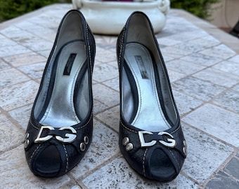 Dolce e Gabbana peep toe black leather pump shoes with D&G logo in silver, size 36.5 Eu