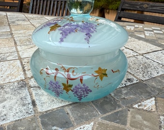 Vintage barattolo toilette per cipria o bagno di vetro azzurro opaline (?) con dipinti (a mano) grappoli di uva o glicine. Anni &#39;60
