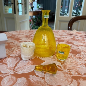 Nuevo vaso vintage Yellow Decanter con vasos de FLO pour la Maison. Nuovo set per licori vetro giallo 6 bicchierini.