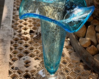 透明な足が付いたヴィンテージの小さな青いバブルガラス花瓶。ムラーノ
