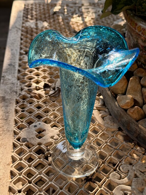 透明な足が付いたヴィンテージの小さな青いバブルガラス花瓶。ムラーノ