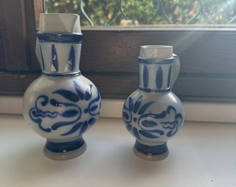 vintage Deux petits pichets à vin allemands Westernwald, bleus et gris. Due brochette tedesche Westernwald gres smaltato al sale blu grigie.