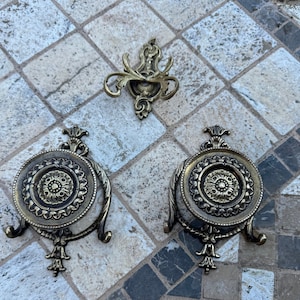 Vintage Italian Ornamental Brass Wall Hangers. Set of three. Pomelli attaccapanni vintage Italia set di tre