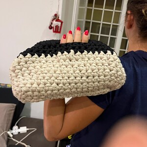 Bellissima borsa bianca e nera all&#39;uncinetto. Clutch bag.