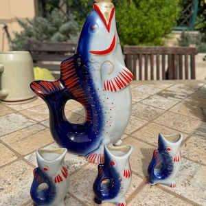 Vintage set da bere Russo con Pesce decanter e 3 bicchierini. Vintage Decanter set with fish and three fish glasses. Russian