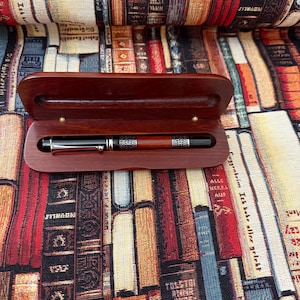 Vintage penna a sfera in legno di palissandro ornata con scatola espositiva. Italia 1980