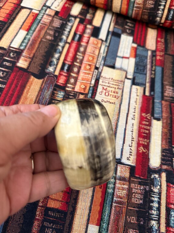 Bracciale a polsino di osso di bue. Bicolore aperto posteriormente.