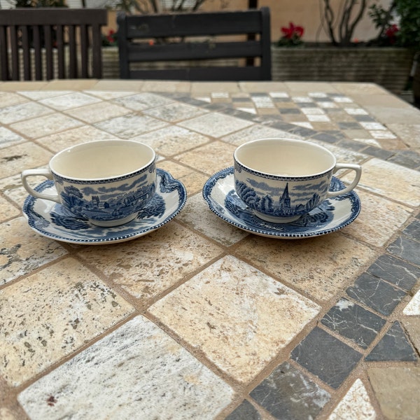Two vintage Johnson Bros teacups blue Old Britain Castles. Due tazze Johnson Bros da te blu con decoro Old Britain Castles