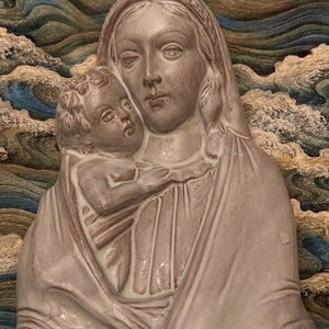 Vintage Madonna met bambino placca di terracotta da muro smaltata bianca. Madonna met terracotta kindermuurhanger.