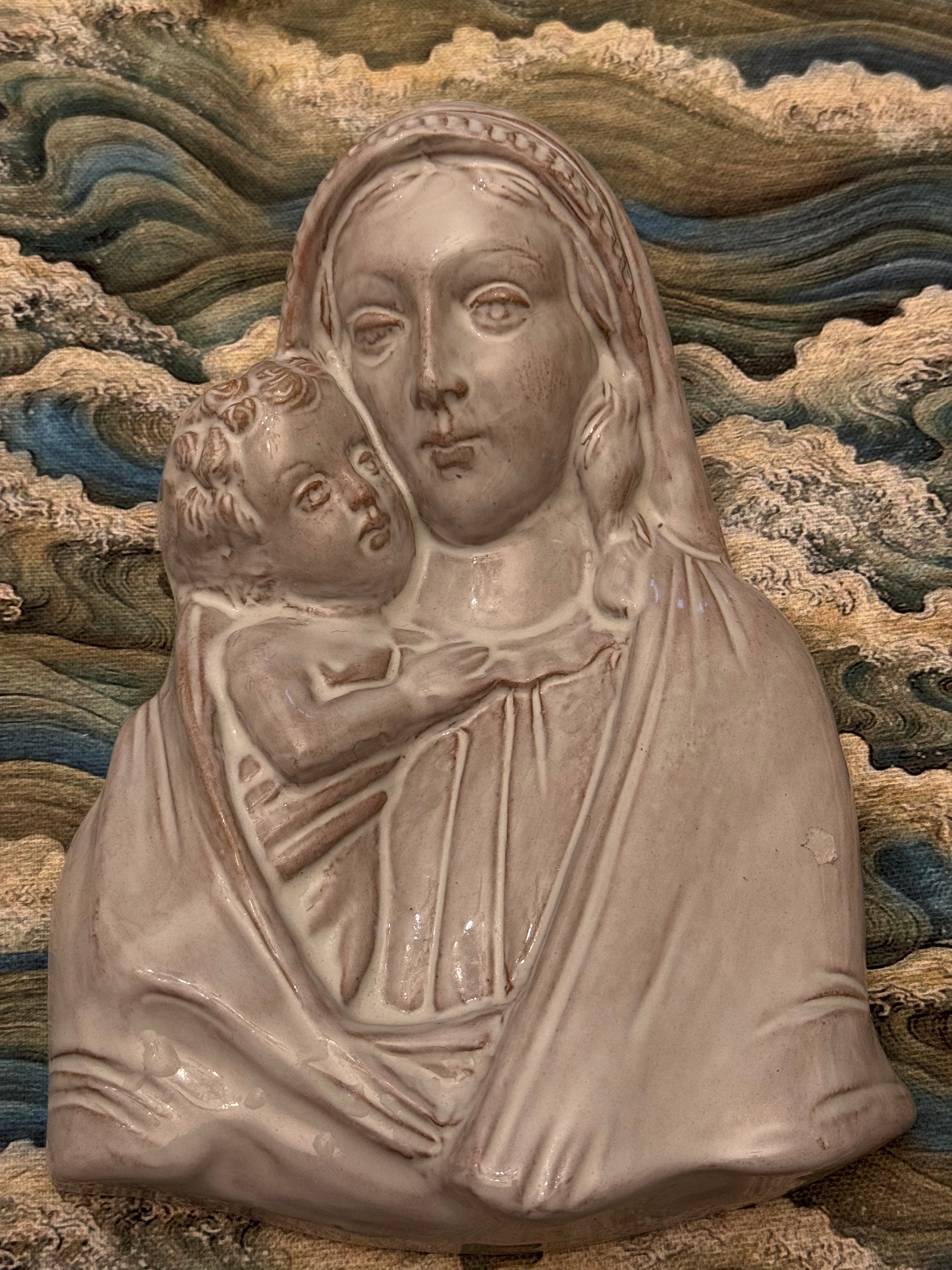 Vintage Madonna mit Platz für Kinder in Terrakotta aus weißem Spiegel. Madonna mit Kind Terrakotta Wandbehang.