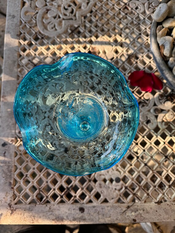 未使用 イタリア ムラーノ MURANO 青と透明のガラス花瓶 tr 透明な足が付いたヴィンテージの小さな青いバブルガラス花瓶。ムラーノ