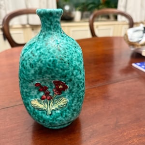 Vintage vaas Ugo Zaccagnini con bombature door decori floreali a sbalzo e majolicatura a pallini verdi tipo vietri.