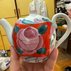 Vintage single person Russian folk teapot with roses. Teiera per una persona russa con rose.