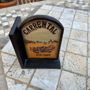 Ferma libro vintage legno con immagine di macchina. Chinese. Vintage bookend with car image Carrental Open Tourer
