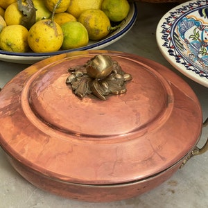 Vintage Messulam risottiera, pentola, legumiera in rame con manici e pomello in ottone decorato (pomodoro). Vintage anni &#39;70-80.