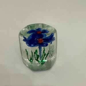 青い花が描かれた小さな六角形のムラーノ ペーパーウェイト、1980 年代。