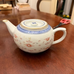 Vintage teiera cinese &quot;rice eye&quot; occhio di riso, d&#39;epoca Jiangxi (江西) Jingdezhen porcellana blu e bianca e rossa, 1950-60
