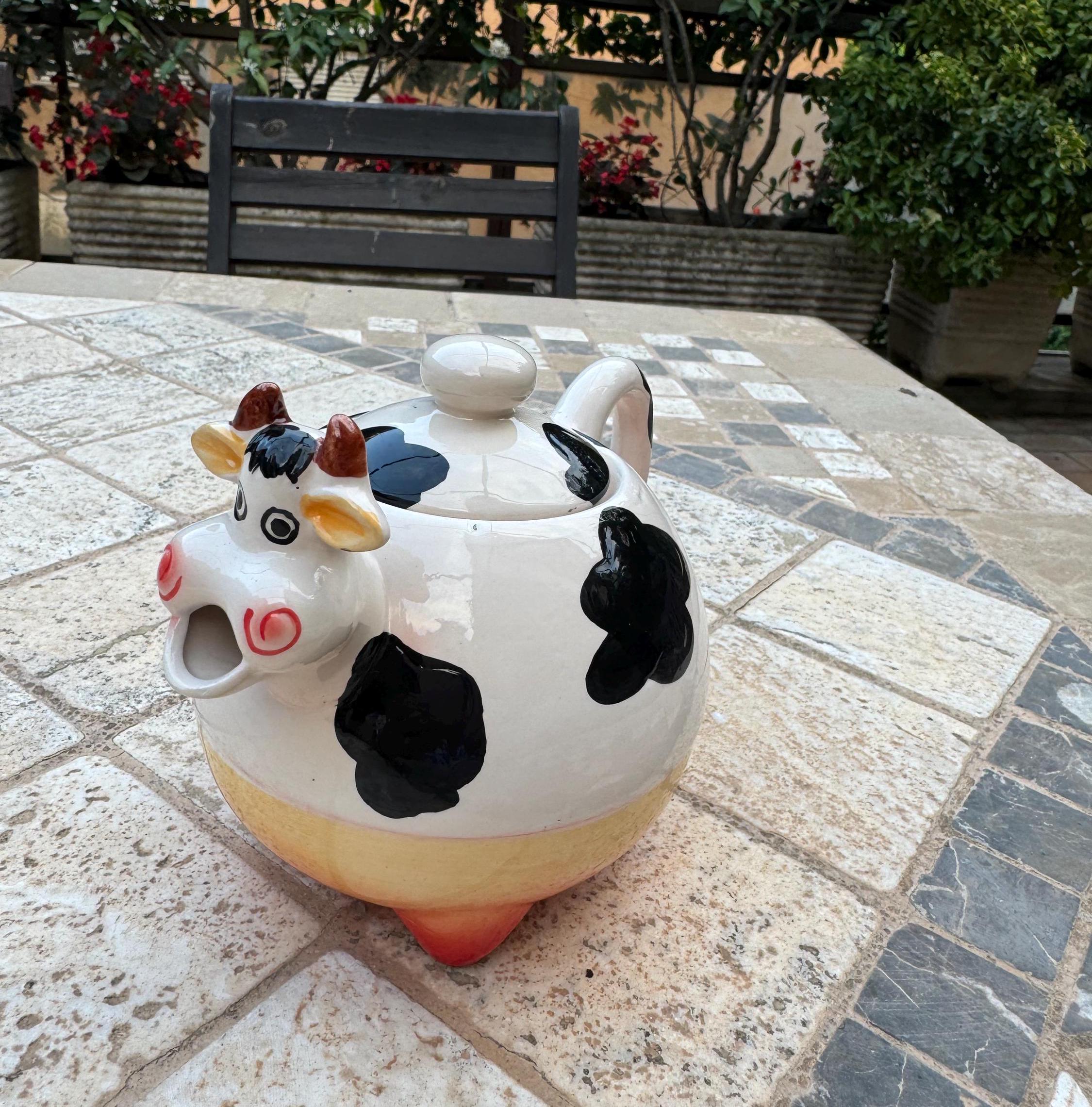 Vintage cow teapot for one person. Teiera per una persona a forma di mucca.