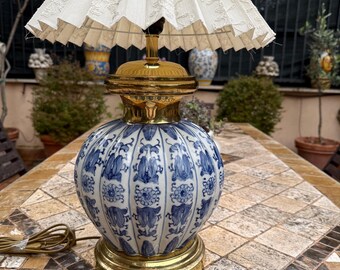 Vintage Lampada con Vaso a melone o a zucca Cinese bianco e blu, anni &#39;60 con paralume bianco plissettato