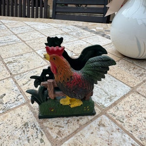 Gallo vintage con porta tovaglioli a recinzione, in ghisa. Vintage portatovaglioli con gallo e staccionata ghisa