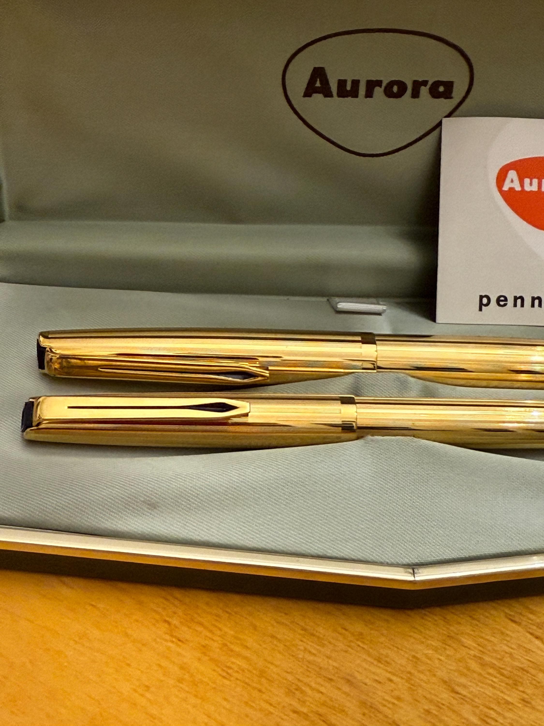 Stylo à Bille Aurora 98 Noir Et Plaqué Or 22kt - Garantie D'écriture, Occasion, Fabriqué En Italie.