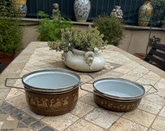 Two vintage SILTAL pots decor Ancient Rome Brown and Yellow, without lids. Due pentole SILTAl decoro antica roma etrusco, no coperchi.