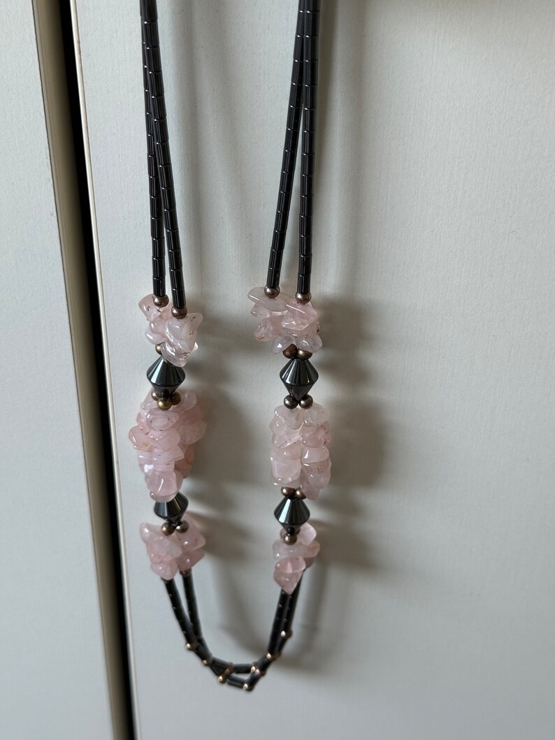 Collana in quarzo rosa - Drop of Love: tocco di eleganza Collana in quarzo rosa - Drop of Love: tocco di eleganza