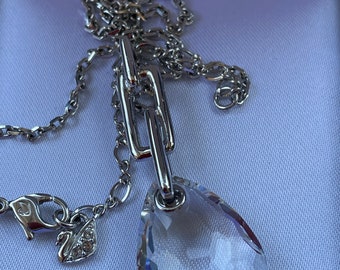 Collana con pendente a goccia Swarovski asimmetrica con catena originale. Goccia Swarovski con collana a catena originale, design asimmetrico.