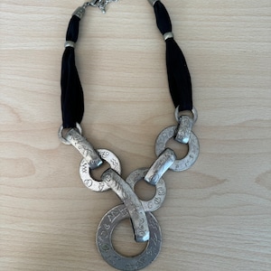 Collana etnica Marocco di tessuto e metallo, anelli articolatili e free form con incisioni, molto pesante. Ethnic necklace Marocco