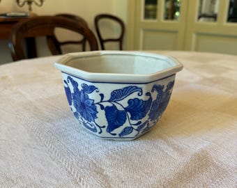 Vintage Chinoiserie Blue White Octagon Shaped Jardiniere Cachepot Planter Floral. Fioriera, cachepot cinese bianco e blue ottagonale