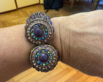 Bracciale grosso e grosso per gioielli personalizzati, tonalità rame con pietre primaverili, viola e aurora boreale. Bracciale chiusura a scatto viola