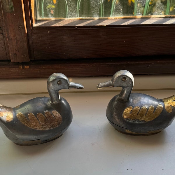 Two VTG Chinese Duck Boxes, lidded, Hong Kong. Pewter and brass. Due scatole papera cinesi di metallo e ottone.