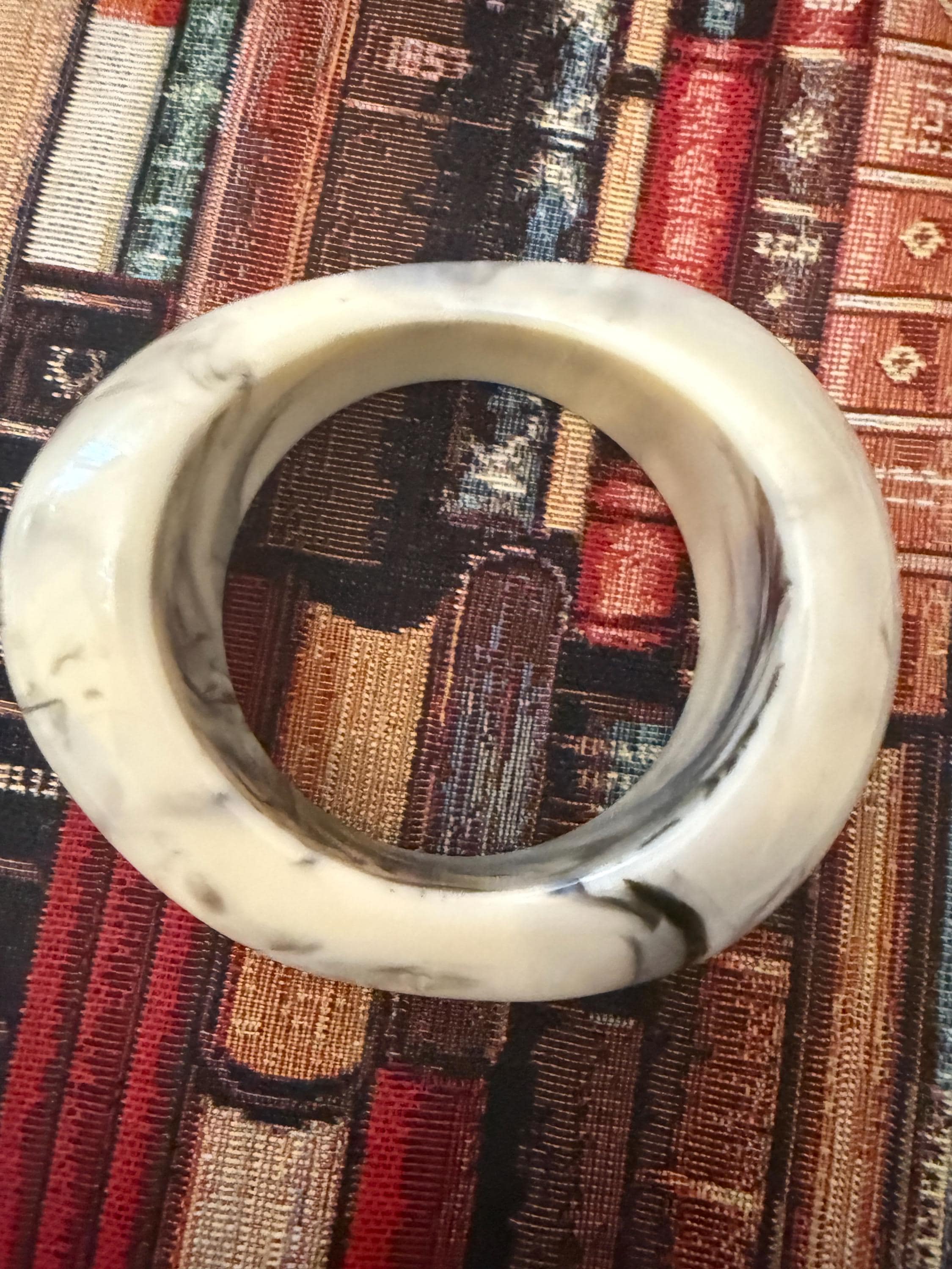 ヴィンテージ ルーサイト バングルブレスレット：非対称のブラック